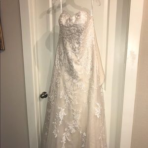 David’s Bridal Sweetheart Tulls Wedding Gown